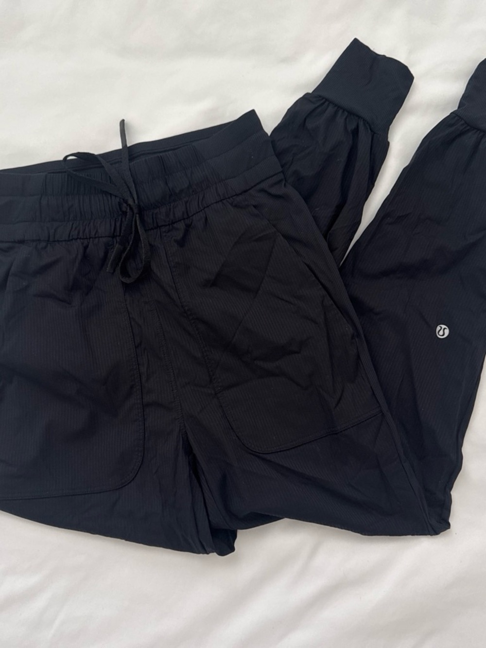 Lululemon Black Dance Studio Mid-Rise 7/8 Joggers Size 4 - Like New